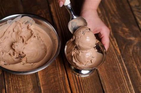Ada beberapa cara dalam membuat es krim yang bisa anda coba, mulai dari yang sederhana hingga membutuhkan alat khusus seperti mixer atau blender. Cara Membuat Es Krim Dari Wafer / Resep Kreasi Bunda Viral Cara Membuat Es Krim Chocolatos Wafer ...