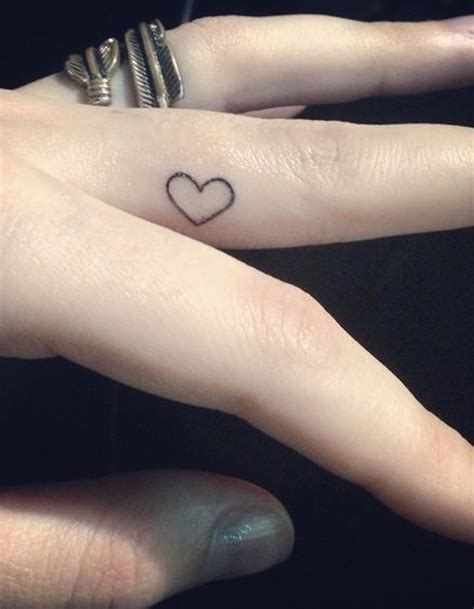 Tatouage doigt amour - Des tatouages jusqu’au bout des doigts - Elle