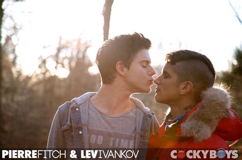 Oui la différence de qualité est vraiment trés grande entre le son de la carte. Pierre Fitch & Lev Ivankov | GayMobile.fr