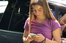 sneaky texting kecanduan remaja persen bermain