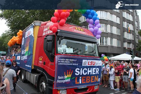 Jedes jahr im sommer versammeln sich tausende menschen in berlin, um den christopher street day hierzu führt ein farbenfroher umzug durch die berliner bezirke tiergarten und schöneberg. CSD Berlin 2016: Bilderserie