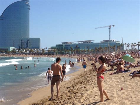 Der strand von barcelona beginnt in etwa an der talstation sant sebastià der seilbahn. Barceloneta - Barcelonaroom.com