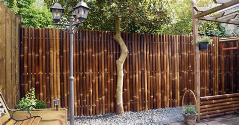 Contoh desain rumah bambu di nomor dua puluh tiga hanya memanfaatkan bambu sebagai bagian pagar rumah. 7 Referensi Model Pagar Rumah yang Bagus - property145