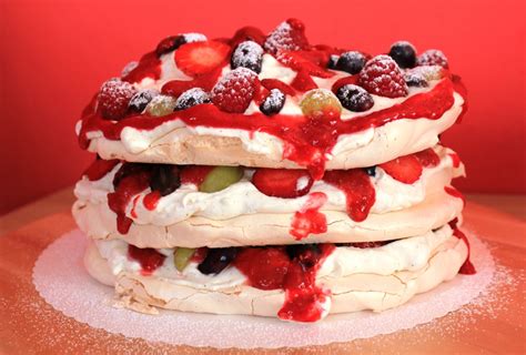 Der name erzählt die geschichte. Rezept: Baiser Torte mit frischen Früchten