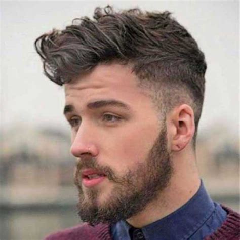 Özellikle son yıllarda uzun saçlara duyulan önyargılar da yıkıldığı için erkekler de en güzel uzun saç modellerine sahip olmanın yollarını arıyor. Erkek Dalgalı Uzun Saç Modelleri