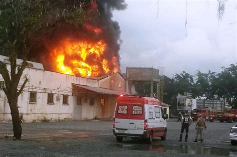 Informações sobre os fogos em aveiro, beja, braga, bragança, castelo branco, coimbra, évora, faro, guarda, leiria, lisboa, portalegre, porto, santarém, setúbal. Incêndio atinge galpão na região central de Joinville - A ...