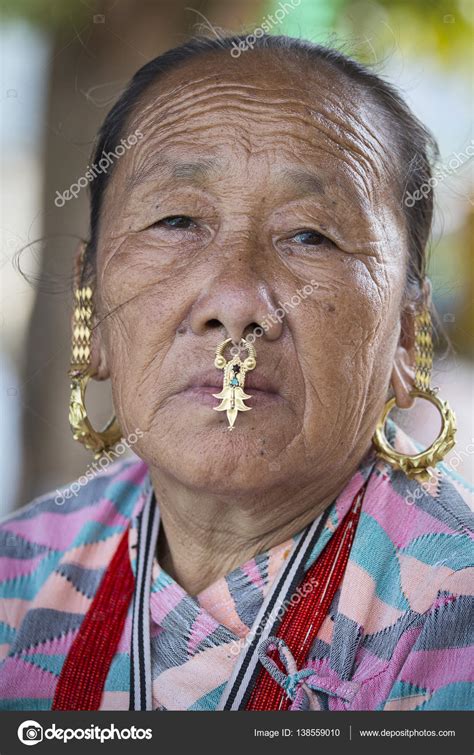 Achetez en toute confiance et sécurité sur ebay! Portrait de vieilles femmes en costume traditionnel dans les rues de Katmandou, Népal — Photo ...