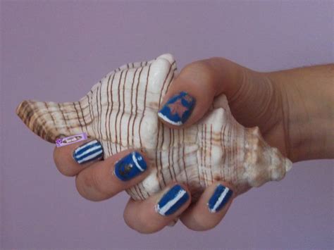 Elaborada en algodón 100% orgánico con tejido popelín estampado de rayas marineras, lleva incorporado un cinturón para que puedas ajustarlo, si te apetece, a la cintura. Lara Nails: Uñas náuticas o marineras Paso a Paso