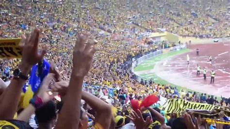 Seperti dijangka, tidak sampai setengah jam kaunter tiket dibuka pada jam 10 pagi, semua 80,000 tiket habis dijual termasuk 40,000 yang dijual secara fizikal di stadium nasional, bukit jalil bagi aksi final piala aff antara malaysia dan vietnam, selasa ini. Final Piala malaysia 2013 SORAKAN BERSATU HATI - YouTube