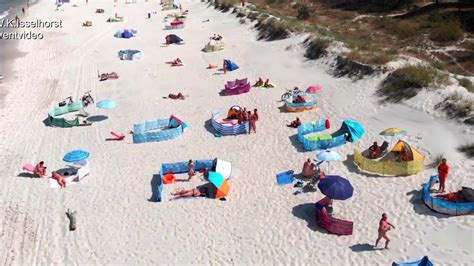 Het zijn vooral actieve naturisten die naar chalupy gaan. FKK Beach Polen Kolberg - YouTube