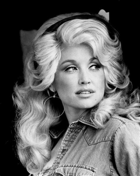 Country music icon and actress dolly parton is a cultural icon whose voluptuous figure and powerful voice made her below is a collection of 20 beautiful vintage photos of dolly parton during the 1970s. 20 Beautiful Portrait Photos of Dolly Parton in the 1970s ...