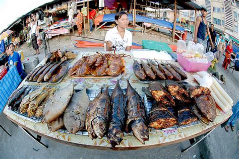 Makan mangga muda pake sambal kecap,rasa manis,kecut,asin semua. SabaH