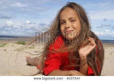 Nie ma plików w tym folderze. Preteen Girl On Beach Image & Photo | Bigstock