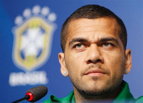 Fight racism the dani alves way. Fco_LstevivoRs: Daniel Alves aparece com sobrinho em vídeo ...