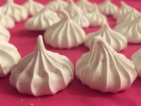 Le meringhe sono una preparazione di base della pasticceria classica.a differenza di quelle all'italiana, in cui gli albumi vengono montati con uno sciroppo a 121° di acqua e zucchero, quelle alla francese vengono realizzate direttamente con albumi e zucchero solido e freddo, omettendo la fase dello sciroppo. Meringa all'Italiana - Pepe qb - DOLCI