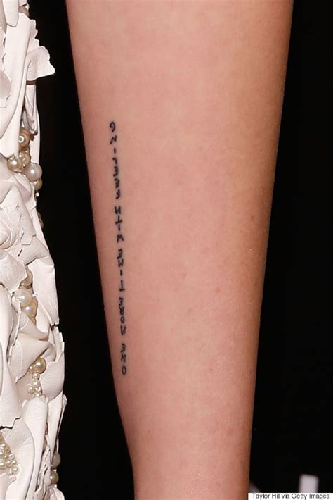 Kristin stewart isn't much of a tattoo buff but she is sporting her own ink that has its own meanings. Kristen Stewart dévoile un nouveau tatouage en forme de ...