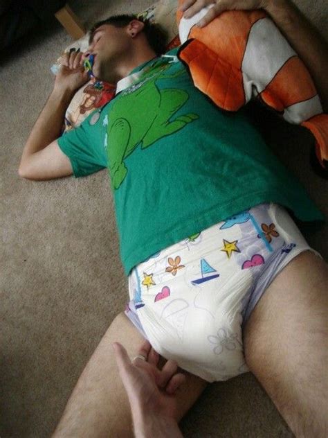 Would any diaper fit her and hold back any leaks? Shhhhh checking baby's diaper | Windeln, Windel