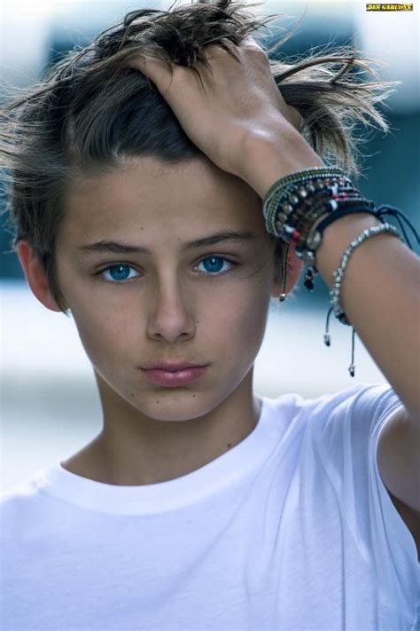Carte anniversaire enfant 9 ans à télécharger et imprimer gratuitement. Adolescent Yeux Bleu Beau Garcon De 12 Ans