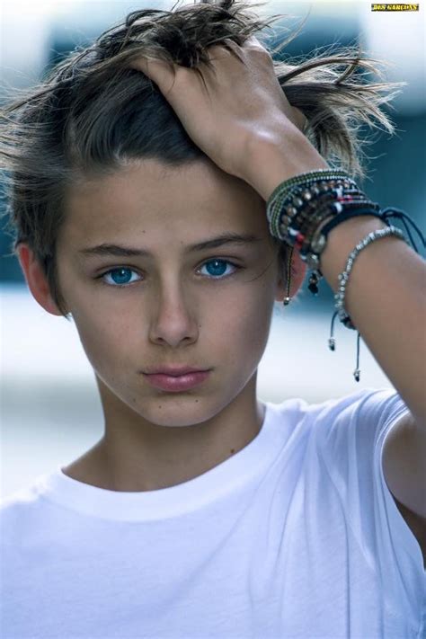 Le cadeau parfait se trouve certainement dans cette liste! Adolescent Yeux Bleu Beau Garcon De 12 Ans