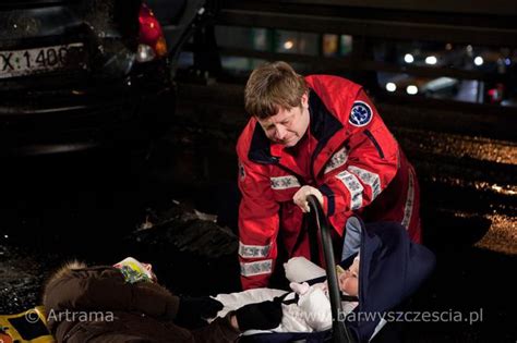 Ratownik medyczny sam trafi jako pacjent w poważnym stanie na oddział intensywnej terapii. Barwy szczęścia - Olaf Lubaszenko - Super Express