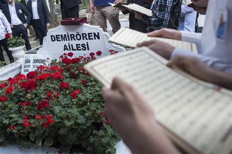 Çiftin ilk çocukları biri kız biri erkek olan ikizleri. Erdoğan Demirören toprağa verildi - Son dakika haberleri