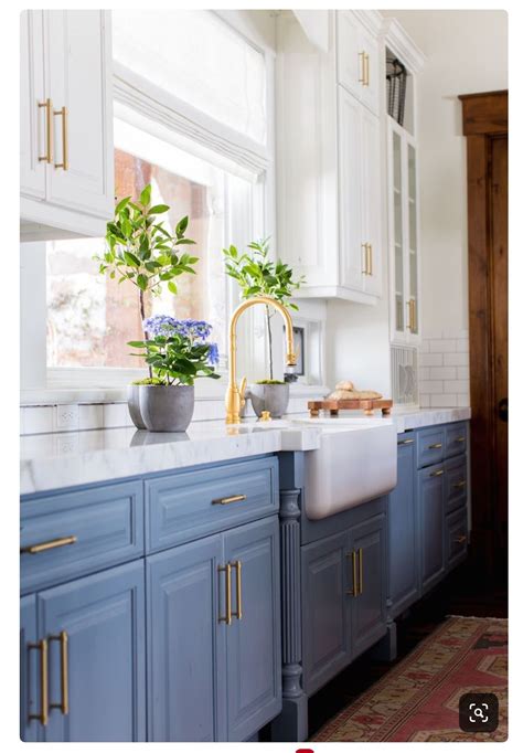 I don't love all of this kitchen, but that island and. ️ ️ LOVE the bi-colored cabinets idea ️ | Kitchen ...