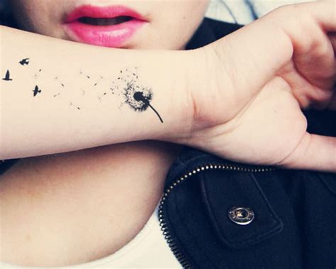 Visualizza altre idee su disegno fiori fiori e disegni. 70 Cute Wrist Tattoos for Girls