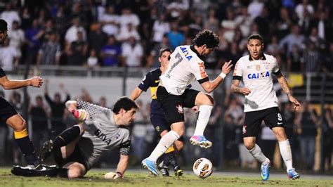 O jogo de ida contra o boca juniors aconteceu no estádio la bombonera, em buenos aires, onde a equipe saiu atrás no placar e empatou apenas nos minutos finais com gol de romarinho, que começou a partida no banco. Corinthians x Boca Juniors - Taça Libertadores 2013 ...