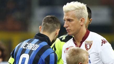 Legenda sepakbola argentina, diego maradona, menyebut mauro icardi sebagai seorang pengkhianat lantaran merebut pujaan hati rekan senegaranya, maxi lopez. Icardi-Maxi Lopez, niente saluto. Maurito: "È