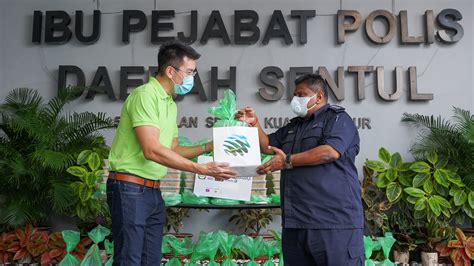 Our bubur lambuk journey won't be complete without mentioning the original or the og, as the millennials call it, bubur lambuk kampung baru. Maxis agih bubur lambuk Kampung Baru kepada petugas ...