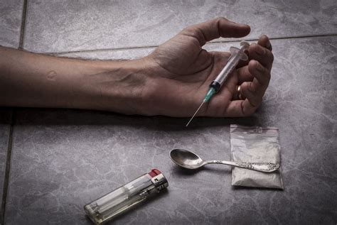 Daun tanaman ini biasanya dimanfaatkan untuk mendapatkan efek stimulan, yaitu dengan cara dikunyah. 4 Jenis Narkotika Populer di Indonesia dan Bahayanya Bagi ...