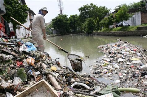 Warga bisa pilih mau bayar bus dengan 5 botol ukuran tanggung atau. Sampah Menumpuk Sejak 30 Tahun Lalu