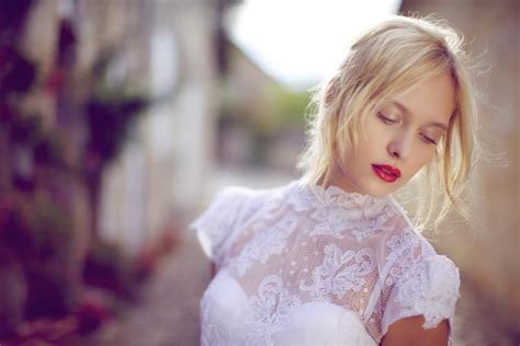 But it lolls exactly like the picture. Vintage lace wedding dress with cap sleeves