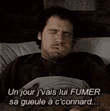 Depuis, luffy porte son chapeau de paille qu'il lui a offert pour marquer la promesse de devenir un grand pirate. Kaamelott GIFs | Tenor