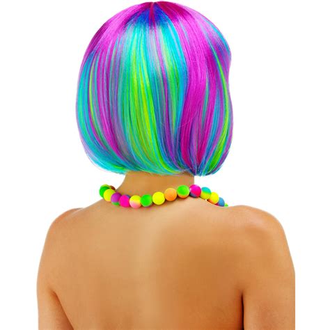 Wer wir auch sind wir sind ganz normal kommt, lasst uns die welt bemalen in regenbogenfarben wir wollen sie überall regenbogenfahnen. Perücke Bobfrisur Regenbogenfarben