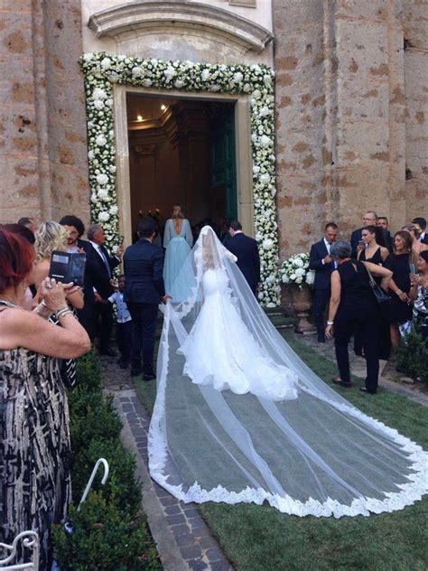 Sì, ci sposiamo, così, all'antica: Martina Stella: all'altare con papà | Fiori cerimonia di ...