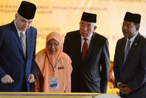 This clipart image is transparent backgroud and png format. Sultan Nazrin Shah officiates SMK Kampong Perak, Batu ...