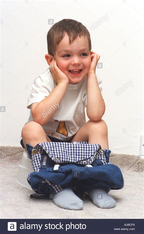 Junge auf outdoor toilette : Kleiner Junge auf Toilette Stockfotografie - Alamy