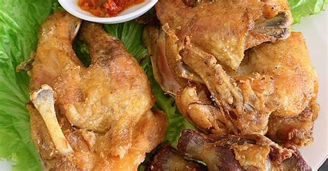 1 ekor ayam, potong beberapa bagian, 3 lembar daun salam, 2 batang sere (geprek), 2 ruas kunyit (haluskan), 1 sdm ketumbar, secukupnya garam, secukupnya kaldu bubuk, 3 butir kemiri (haluskan), 6 siung bawang putih (haluskan), 1 ruas jahe (haluskan), 2 ruas laos. Aneka Resep Ayam Goreng Bumbu Kuning Gurih Kriuk - Cara ...