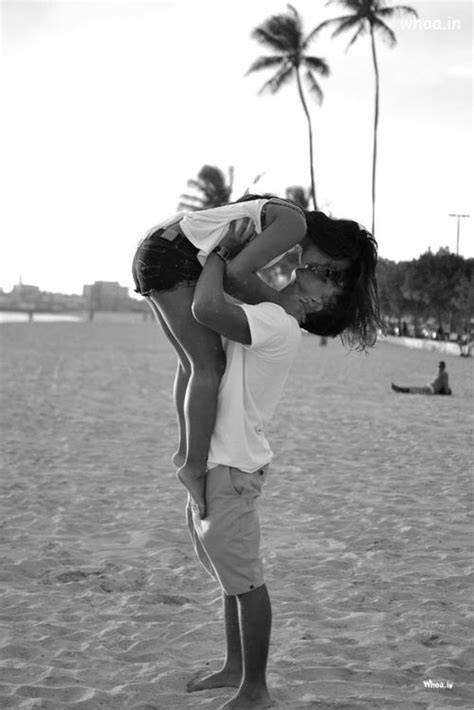 Just like yin and yang, opposites attract with our black & white peel and stick removable wallpaper and mural collection. Black And White Couple Kiss Mobile Wallpaper