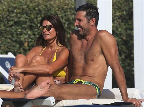 Ilaria d'amico (atrás), en el momento en que gianni infantino le entrega el premio the best a lionel messi. ILARIA D'AMICO and Gianluigi Buffon on Vacation in Marina ...