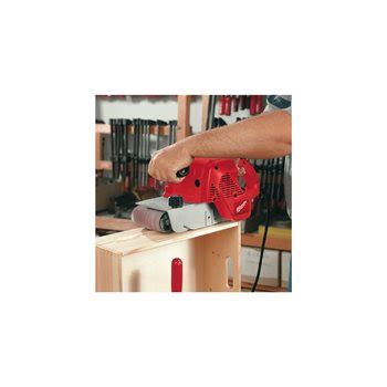 The ergonomic fit helps reduce physical strain while on the job and the small size is perfect for tool belt portability. 4″ (100mm) Belt Sander | BS 100 LE | Milwaukee Tools Europe