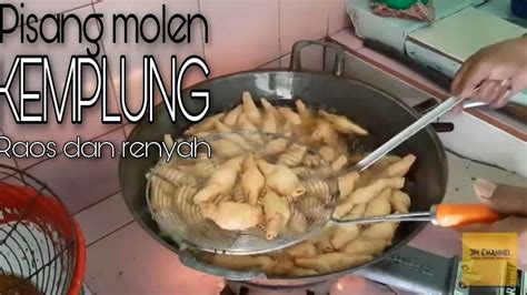 Pisang molen merupakan makanan yang telah banyak dijual oleh masyarakat indonesia khususnya di daerah bandung karena proses pembuatannya yang sederhana. PISANG MOLEN SUPER RENYAH || PISANG MOLEN KEMPLUNG - YouTube