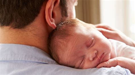 Zwar kann die zweite impfdosis prinzipiell vorgezogen werden, doch verweisen fachkreise darauf, dass bei einer verfrühten zweitdosis die schutzwirkung empfindlich sinkt. Was Babys nach der Geburt erwartet | Eltern.de