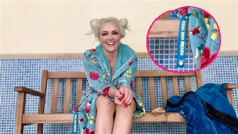 Jetzt beichtet sie bild, was an ihrem körper alles allein 5.000 euro blätterte daniela katzenberger für ihre oberweite hin. Bademantel-Fail: Die Katze lacht im Netz über sich selbst ...