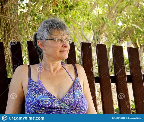 Seit fast zehn jahren fotografiert matt blum nackte frauen. Frau, Die In Einem Garten Im Freien Sich Entspannt ...