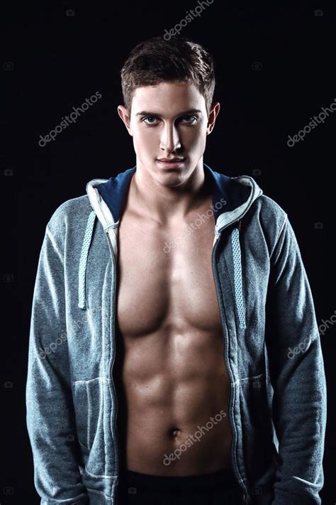 Savesave el sospechoso se viste for later. Guapo hombre musculoso e irreprochable — Foto de stock ...