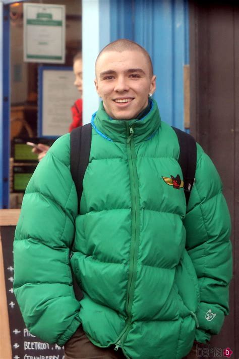 Rocco ritchie, 20, was wearing a smart shirt and suit while wielding an umbrella in one hand and some paperwork in the other. Rocco Ritchie disfruta de las calles de Londres - Foto en ...