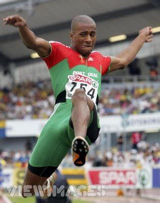 Évora is the current outdoor european triple jump champion, and a former olympic and world champion. CLUBE DOS PENSADORES: Agosto 2008