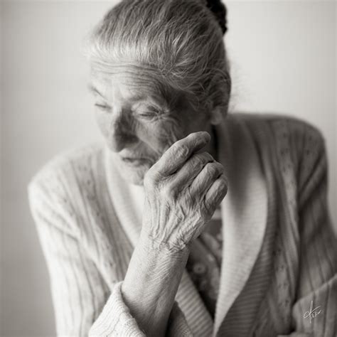 Ces femmes ont toutes la culotte baissée pour vous messieurs. portrait de vieille femme en noir et blanc - Francis Selier, Photographe Portrait mariage ...